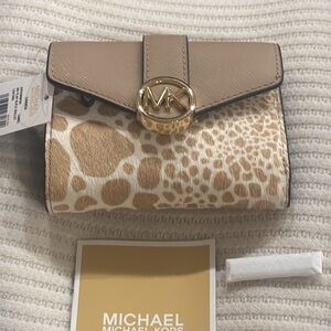 MICHAEL KORS
Carmen Medium Flap Bifold